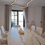 Sun And Townhouse El Duque 펜션 아데제