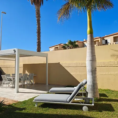 Sun And Townhouse El Duque 펜션 *